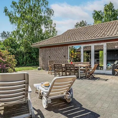 Awesome In With Outdoor Swimming Pool *